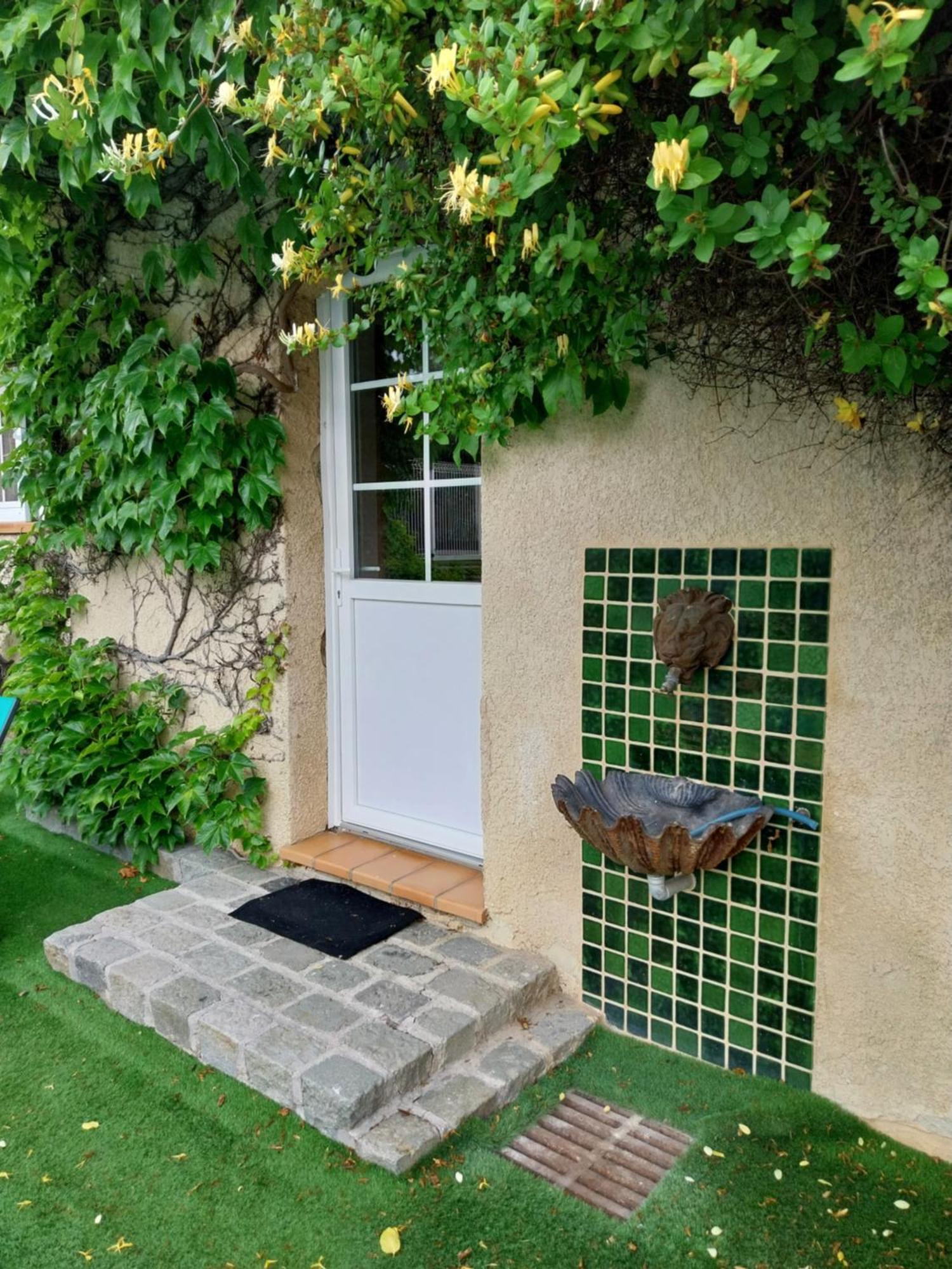 Superbe Grand Studio Tout Confort Avec Exterieur Poussan Buitenkant foto